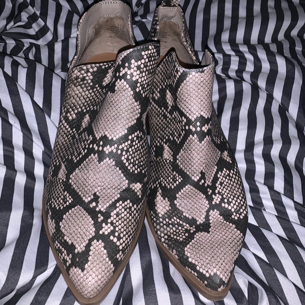 Women’s 11w faux snake skin booties